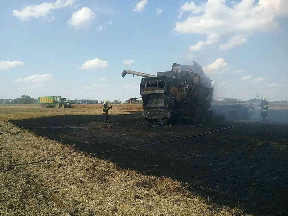 01 - Požiar strniska a kombajnu za obcou Dolné Saliby